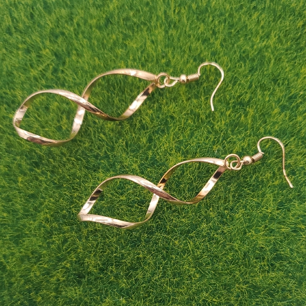 Elegant Gold Tone Twisted Earrings E1036
